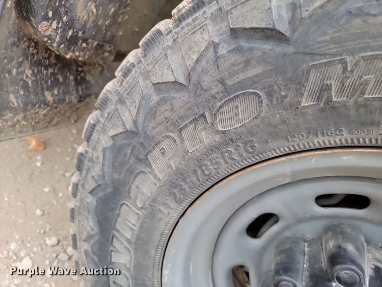 image for item LD9046 2003 Ford F350 Super Duty  pulling truck