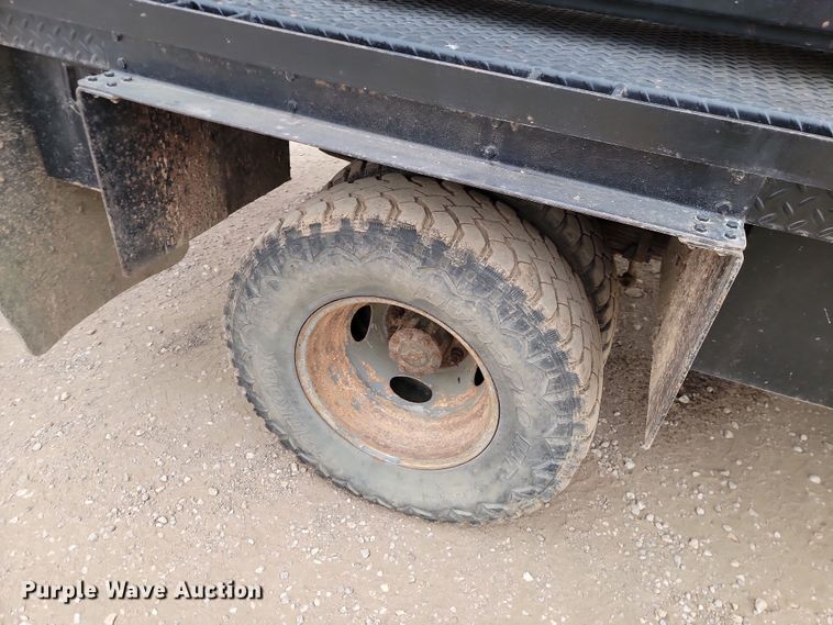 image for item LD9046 2003 Ford F350 Super Duty  pulling truck