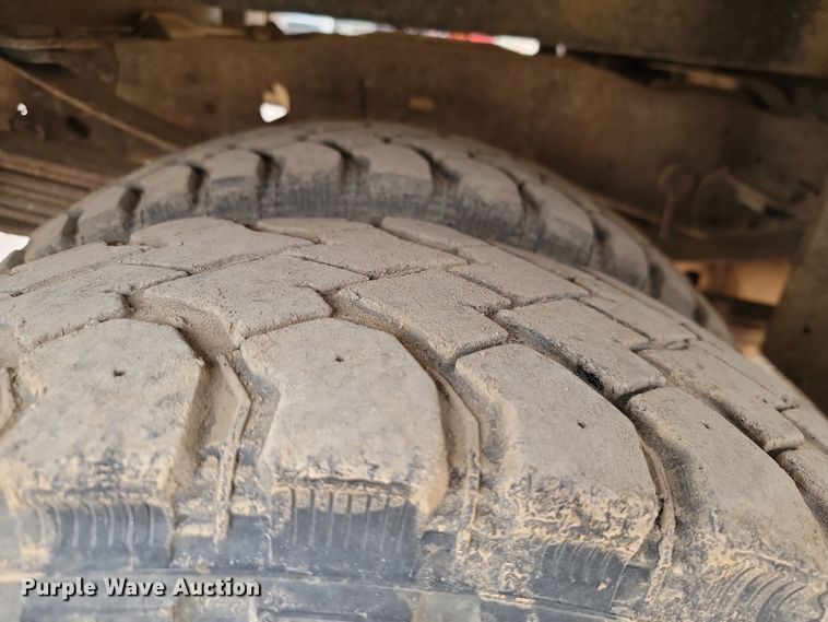 image for item LD9046 2003 Ford F350 Super Duty  pulling truck