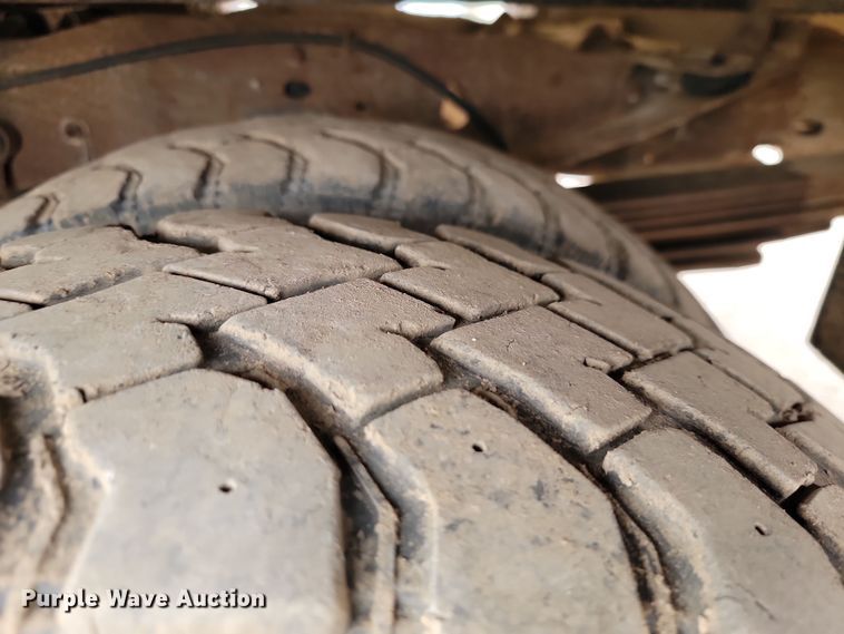 image for item LD9046 2003 Ford F350 Super Duty  pulling truck