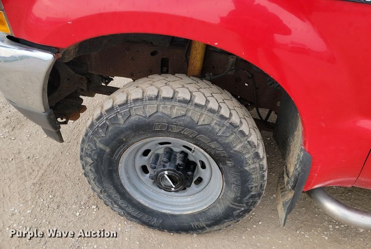 image for item LD9046 2003 Ford F350 Super Duty  pulling truck