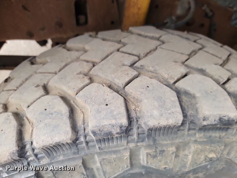 image for item LD9046 2003 Ford F350 Super Duty  pulling truck