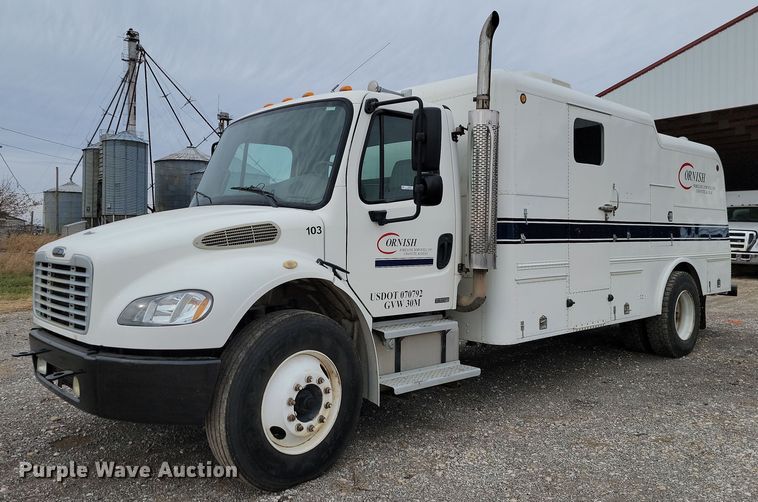 image for item LD9049 2004 Freightliner M106  pulling truck