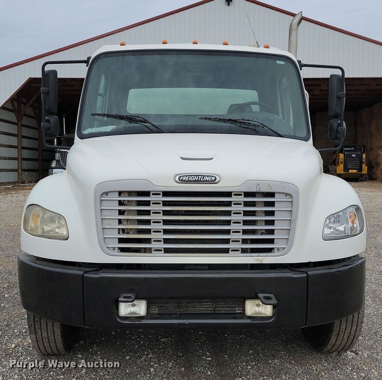 image for item LD9049 2004 Freightliner M106  pulling truck