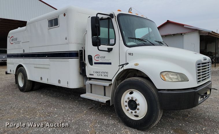 image for item LD9049 2004 Freightliner M106  pulling truck