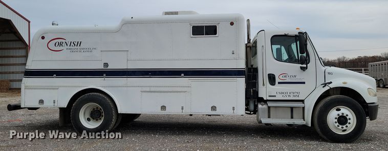 image for item LD9049 2004 Freightliner M106  pulling truck