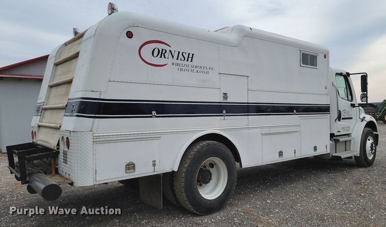 image for item LD9049 2004 Freightliner M106  pulling truck