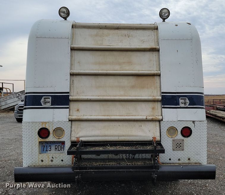 image for item LD9049 2004 Freightliner M106  pulling truck