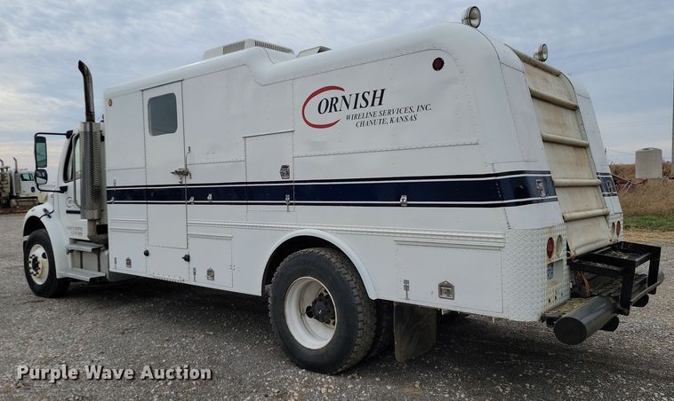 image for item LD9049 2004 Freightliner M106  pulling truck