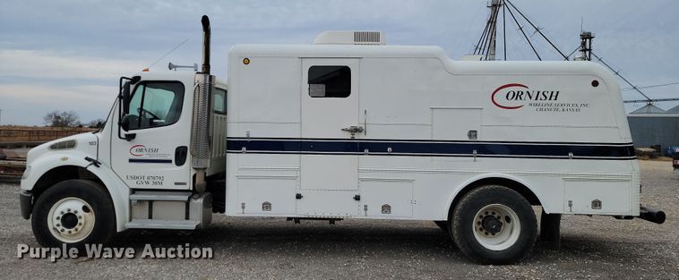 image for item LD9049 2004 Freightliner M106  pulling truck