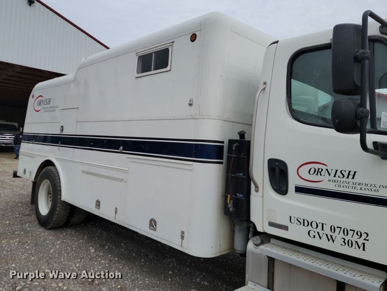 image for item LD9049 2004 Freightliner M106  pulling truck