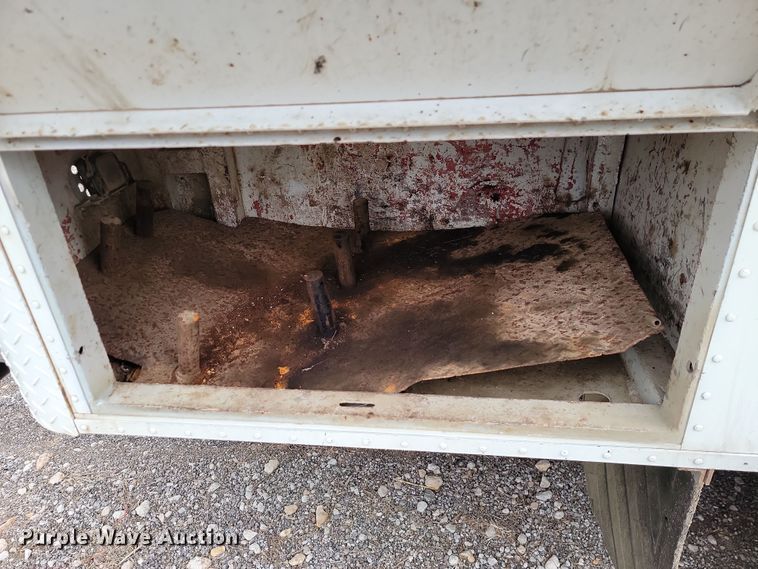 image for item LD9049 2004 Freightliner M106  pulling truck