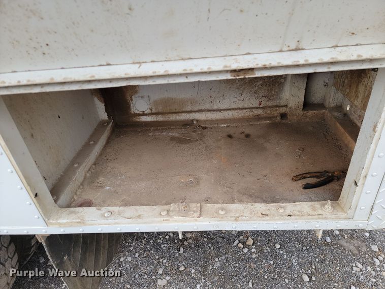 image for item LD9049 2004 Freightliner M106  pulling truck