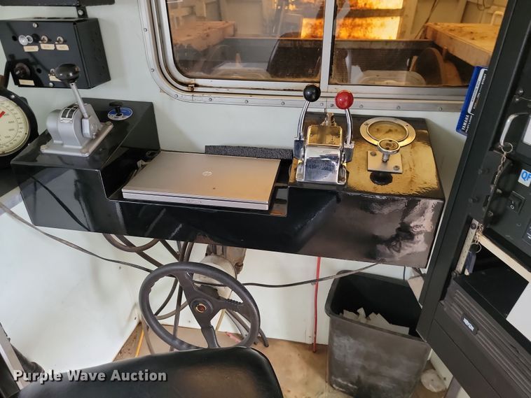 image for item LD9049 2004 Freightliner M106  pulling truck