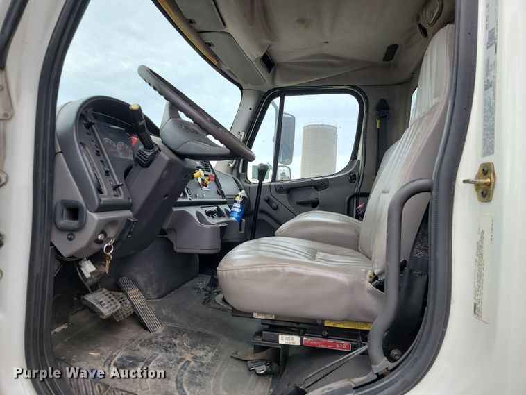 image for item LD9049 2004 Freightliner M106  pulling truck