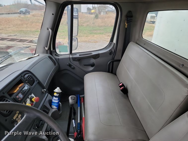 image for item LD9049 2004 Freightliner M106  pulling truck