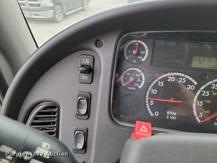 image for item LD9049 2004 Freightliner M106  pulling truck