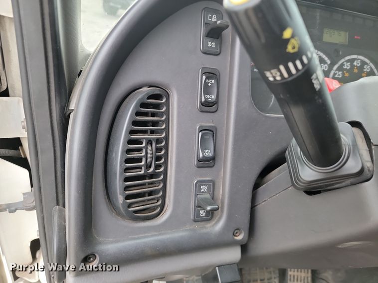 image for item LD9049 2004 Freightliner M106  pulling truck