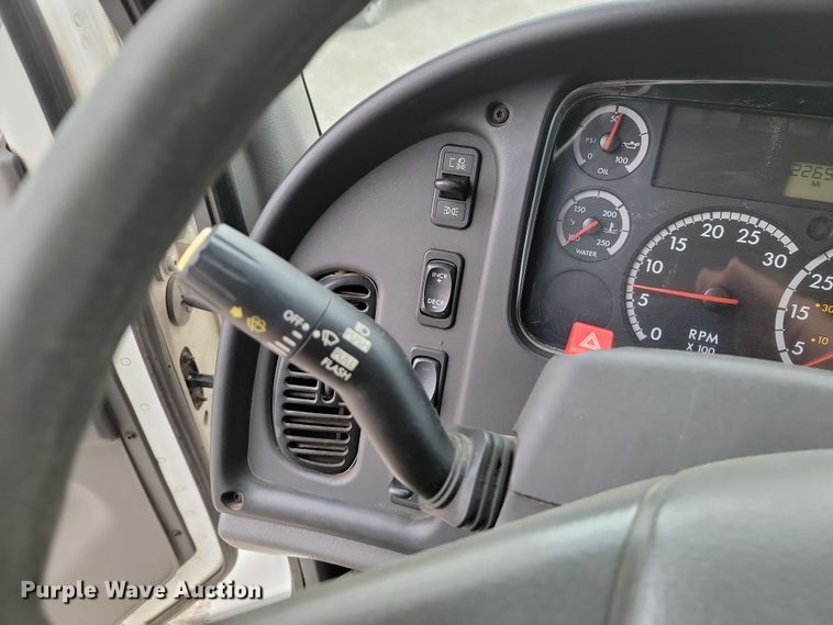 image for item LD9049 2004 Freightliner M106  pulling truck