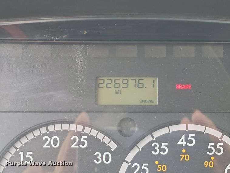 image for item LD9049 2004 Freightliner M106  pulling truck