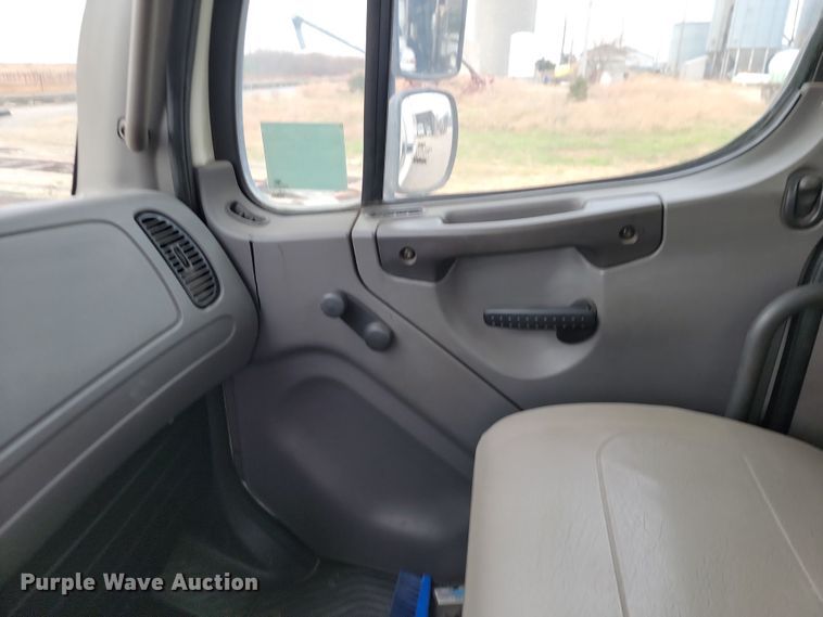 image for item LD9049 2004 Freightliner M106  pulling truck