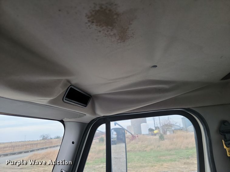 image for item LD9049 2004 Freightliner M106  pulling truck