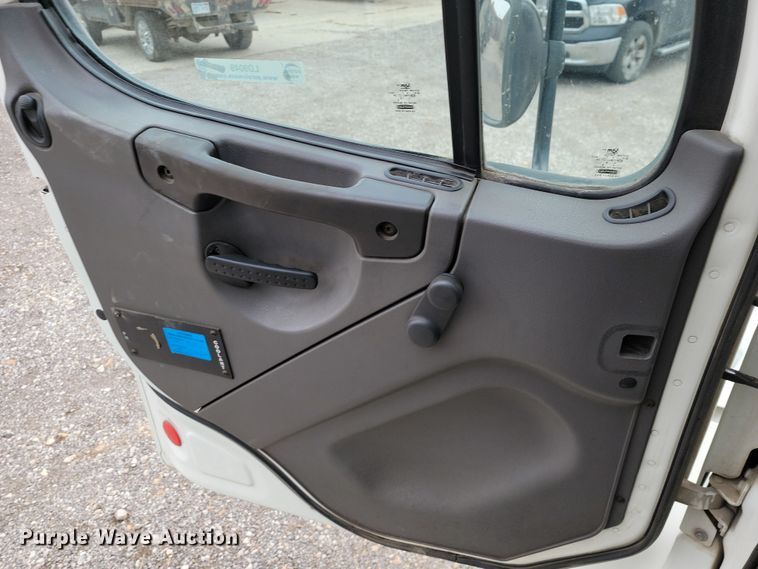 image for item LD9049 2004 Freightliner M106  pulling truck