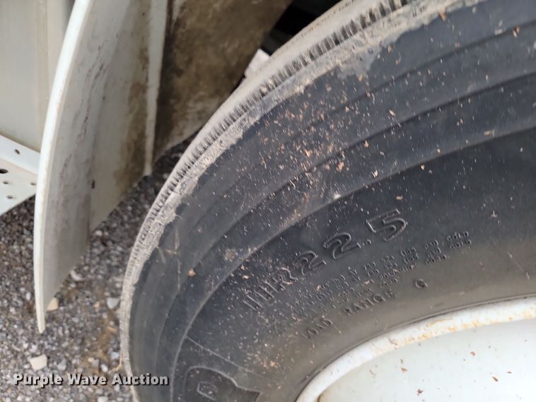 image for item LD9049 2004 Freightliner M106  pulling truck