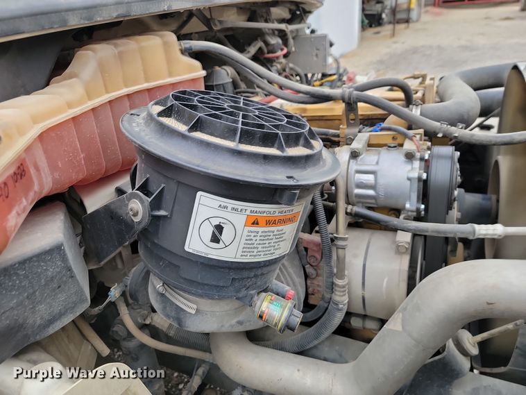 image for item LD9049 2004 Freightliner M106  pulling truck