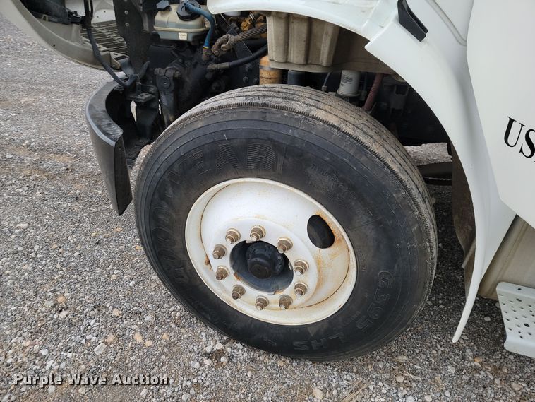 image for item LD9049 2004 Freightliner M106  pulling truck