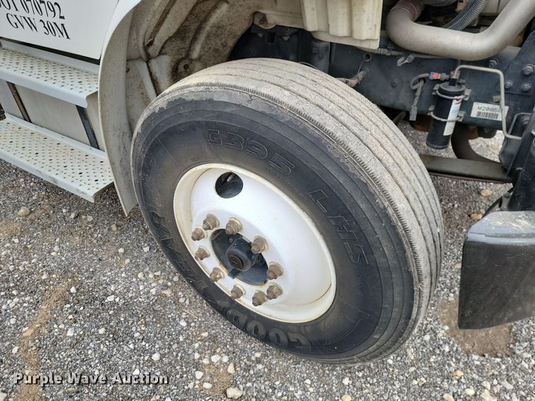 image for item LD9049 2004 Freightliner M106  pulling truck