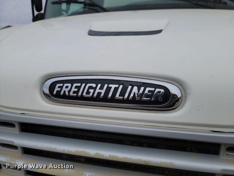 image for item LD9049 2004 Freightliner M106  pulling truck