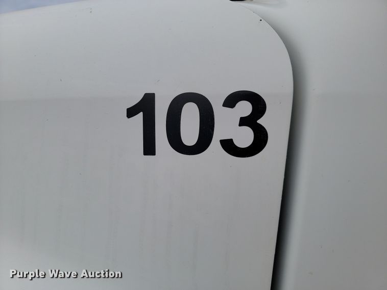 image for item LD9049 2004 Freightliner M106  pulling truck