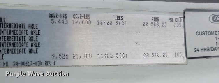 image for item LD9049 2004 Freightliner M106  pulling truck