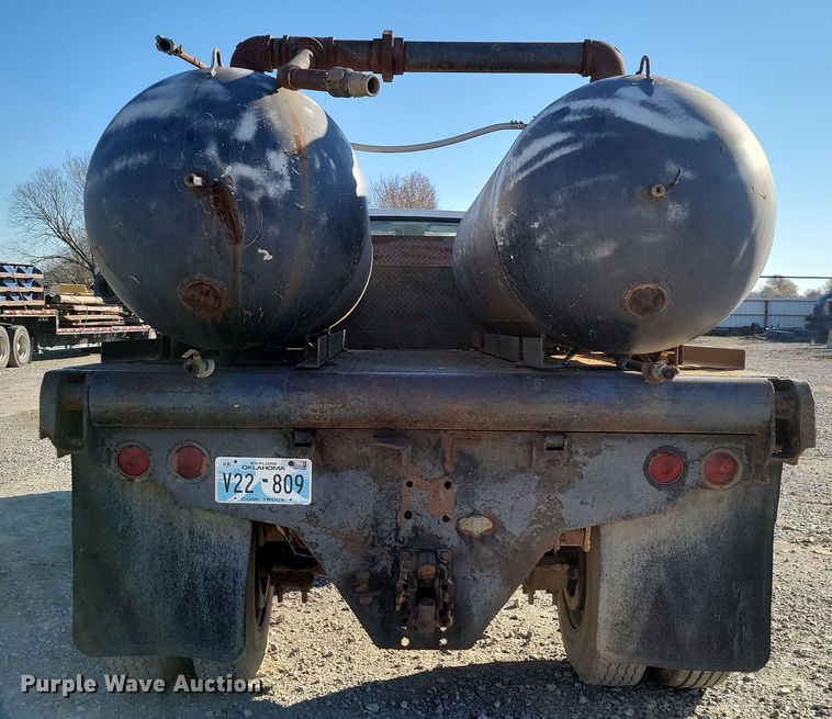 image for item LD9053 1998 Ford F700  flatbed truck