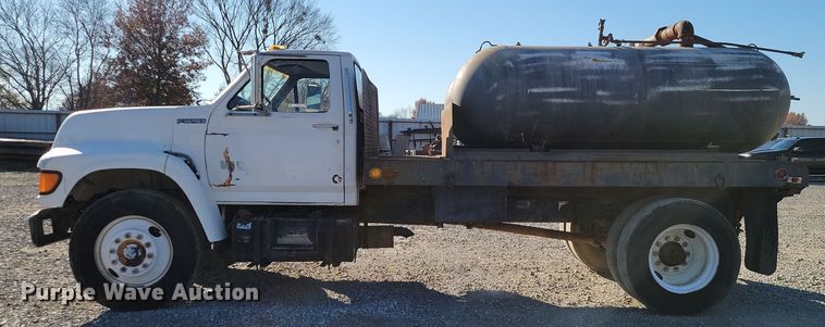 image for item LD9053 1998 Ford F700  flatbed truck