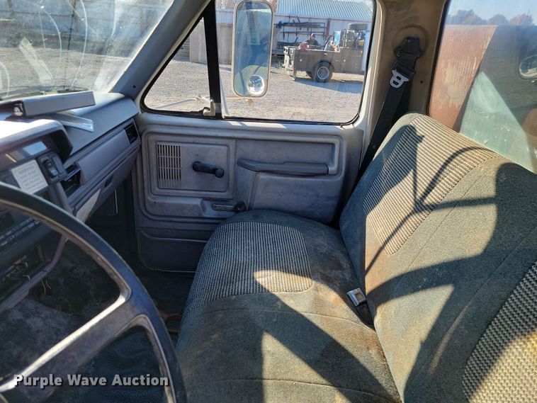 image for item LD9053 1998 Ford F700  flatbed truck