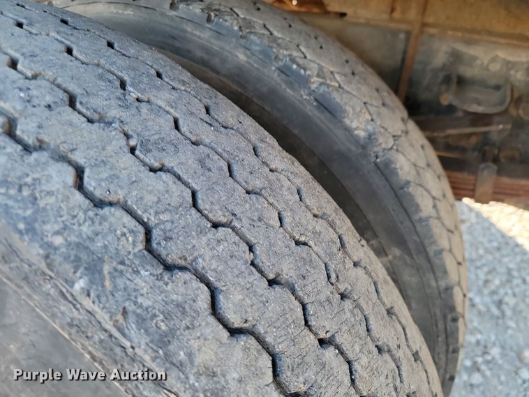 image for item LD9053 1998 Ford F700  flatbed truck