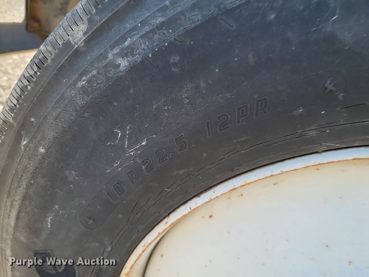 image for item LD9053 1998 Ford F700  flatbed truck