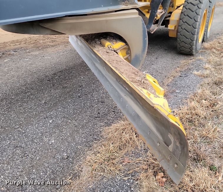 image for item LD9068 2004 John Deere 772D  motor grader