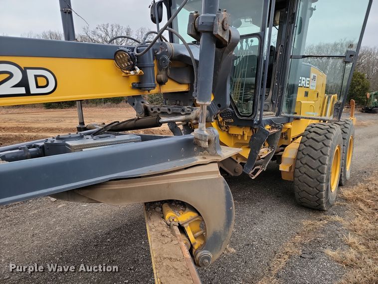 image for item LD9068 2004 John Deere 772D  motor grader