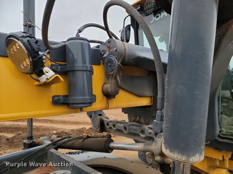 image for item LD9068 2004 John Deere 772D  motor grader