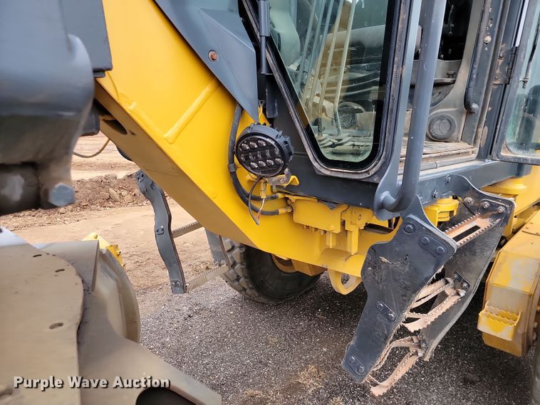 image for item LD9068 2004 John Deere 772D  motor grader