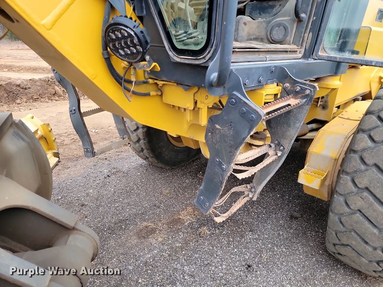 image for item LD9068 2004 John Deere 772D  motor grader