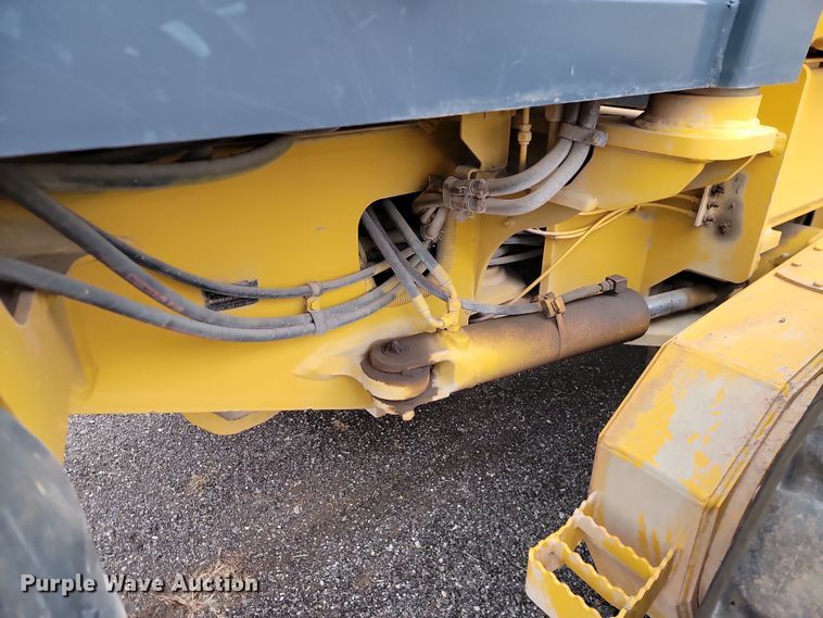 image for item LD9068 2004 John Deere 772D  motor grader