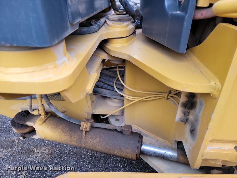 image for item LD9068 2004 John Deere 772D  motor grader