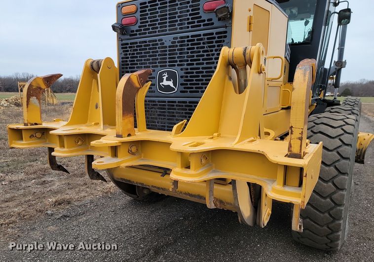 image for item LD9068 2004 John Deere 772D  motor grader