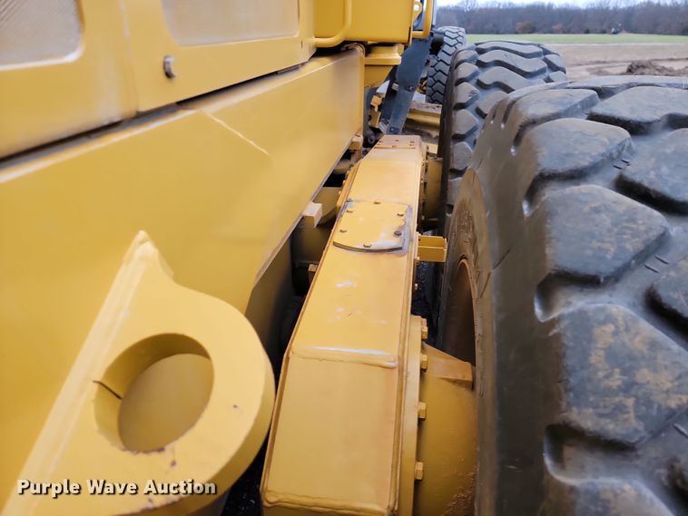 image for item LD9068 2004 John Deere 772D  motor grader