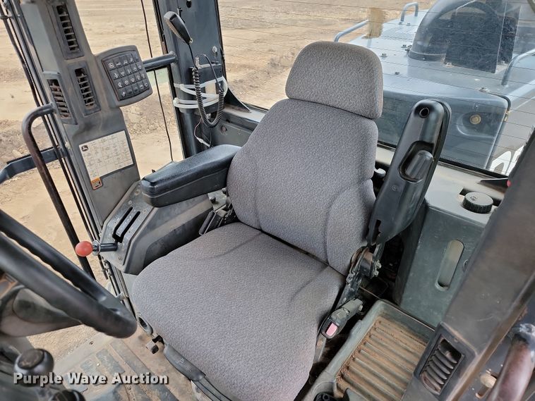 image for item LD9068 2004 John Deere 772D  motor grader