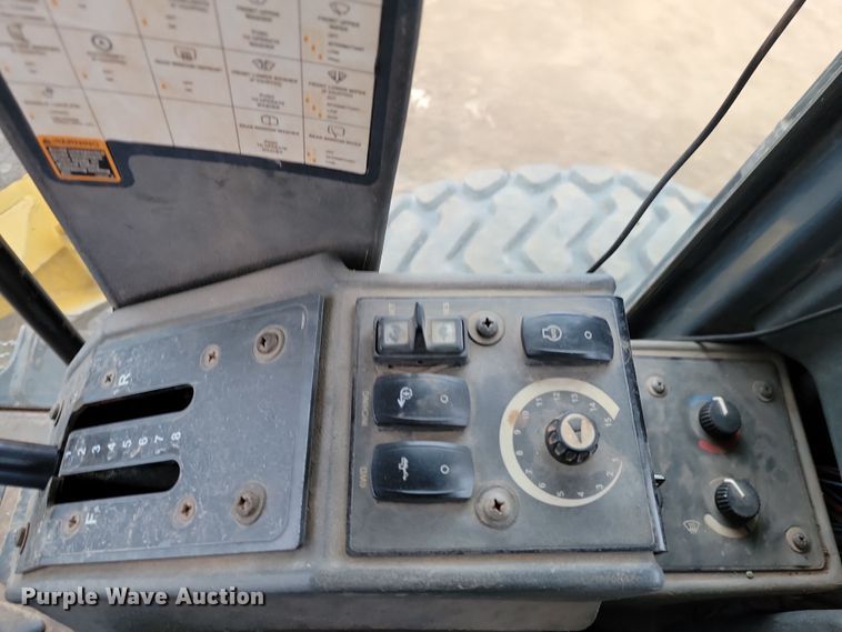 image for item LD9068 2004 John Deere 772D  motor grader